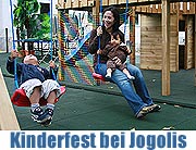 Nicola Tiggeler mit Sohn kam zur Er&ouml;ffnung des Au&szlig;enspielplatzes bei jolies fantastic kinderwolrd